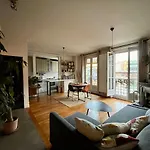 Bright Apartment - Canal View